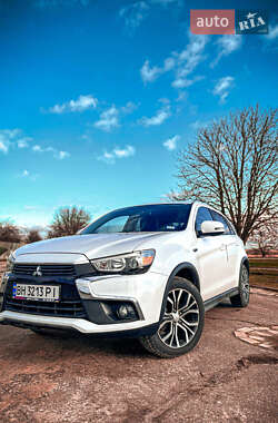 Внедорожник / Кроссовер Mitsubishi Outlander Sport 2016 в 