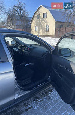 Позашляховик / Кросовер Mitsubishi Outlander Sport 2013 в 