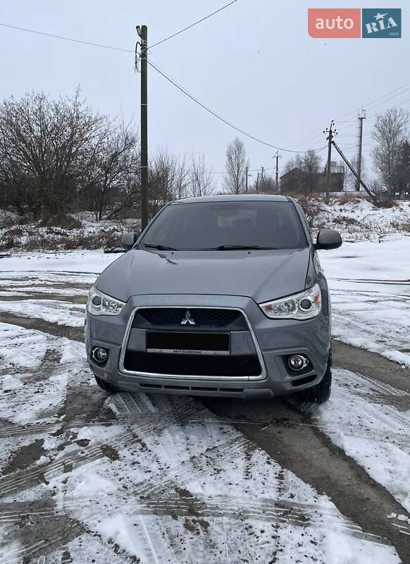 Позашляховик / Кросовер Mitsubishi Outlander Sport 2011 в 