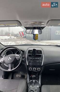 Позашляховик / Кросовер Mitsubishi Outlander Sport 2011 в 