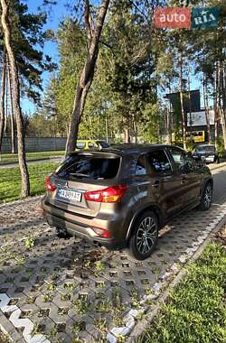 Позашляховик / Кросовер Mitsubishi Outlander Sport 2018 в 