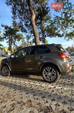 Позашляховик / Кросовер Mitsubishi Outlander Sport 2018 в 