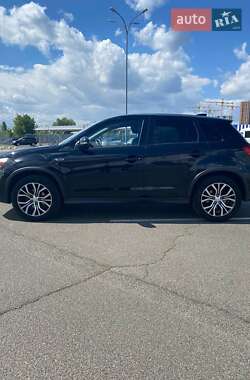 Позашляховик / Кросовер Mitsubishi Outlander Sport 2017 в 