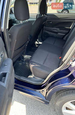 Внедорожник / Кроссовер Mitsubishi Outlander Sport 2012 в 