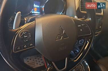 Позашляховик / Кросовер Mitsubishi Outlander Sport 2016 в 
