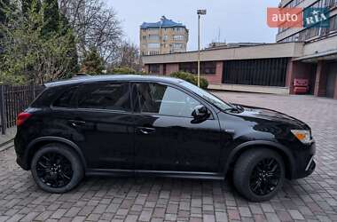 Позашляховик / Кросовер Mitsubishi Outlander Sport 2017 в 