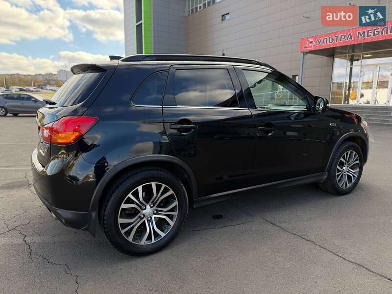 Позашляховик / Кросовер Mitsubishi Outlander Sport 2016 в Кривому Розі