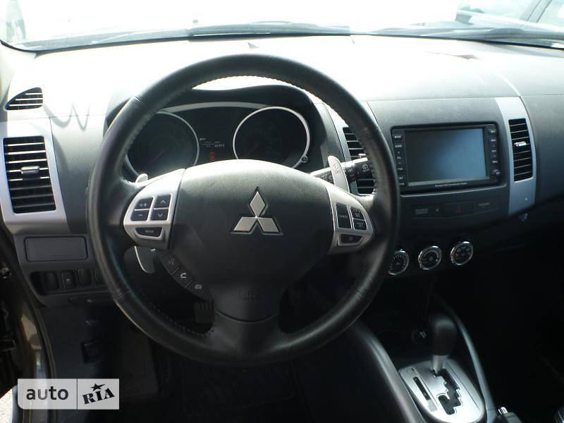 Позашляховик / Кросовер Mitsubishi Outlander XL 2013 в Києві
