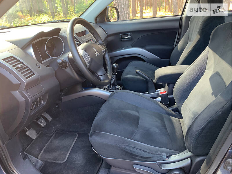 Позашляховик / Кросовер Mitsubishi Outlander XL 2009 в Житомирі