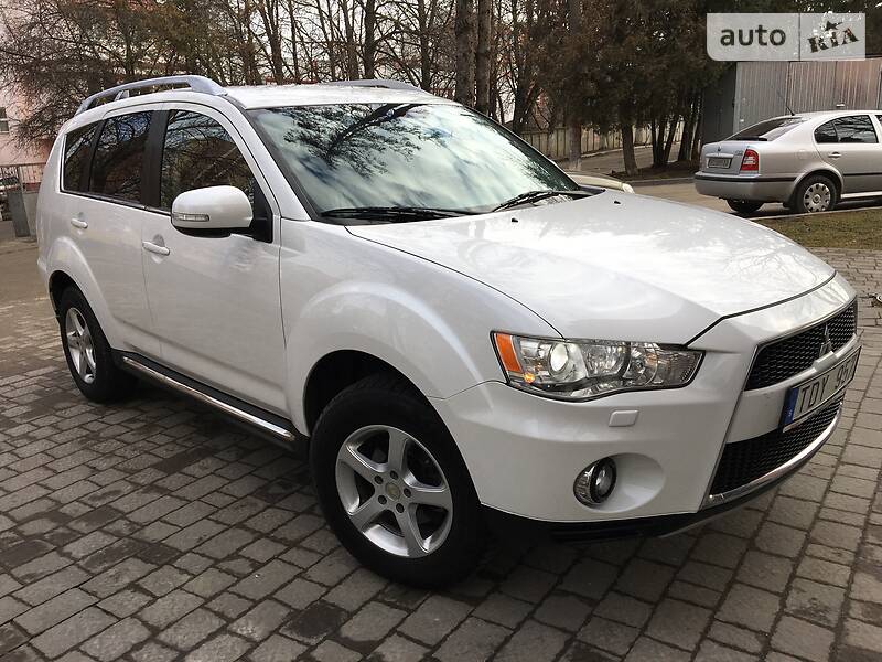 Позашляховик / Кросовер Mitsubishi Outlander XL 2010 в 