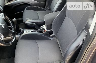 Позашляховик / Кросовер Mitsubishi Outlander XL 2010 в 