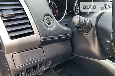 Позашляховик / Кросовер Mitsubishi Outlander XL 2010 в 