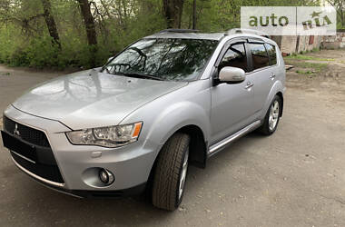 Позашляховик / Кросовер Mitsubishi Outlander XL 2011 в 