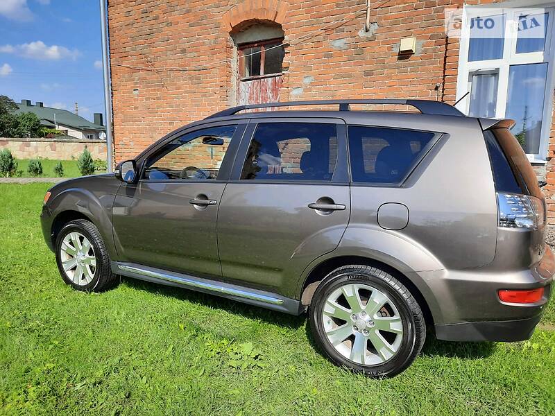 Позашляховик / Кросовер Mitsubishi Outlander XL 2011 в Тернополі