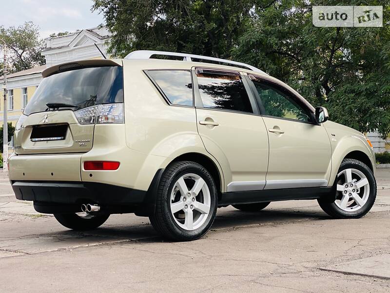 Позашляховик / Кросовер Mitsubishi Outlander XL 2008 в Кам'янському