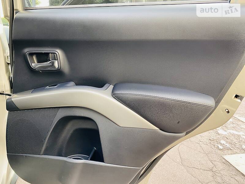Позашляховик / Кросовер Mitsubishi Outlander XL 2008 в Кам'янському