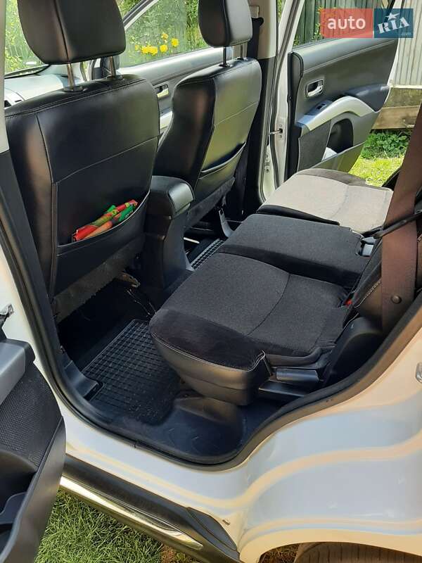 Внедорожник / Кроссовер Mitsubishi Outlander XL 2011 в Ивано-Франковске