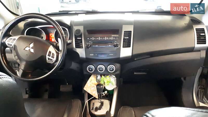 Позашляховик / Кросовер Mitsubishi Outlander XL 2008 в Києві