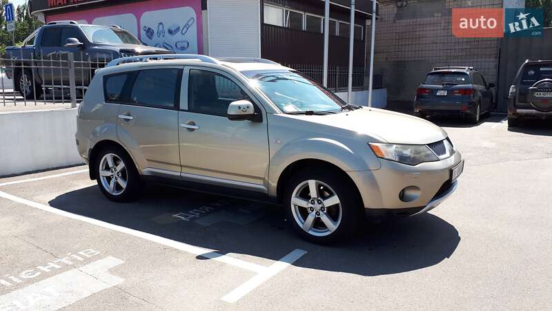 Позашляховик / Кросовер Mitsubishi Outlander XL 2008 в Києві