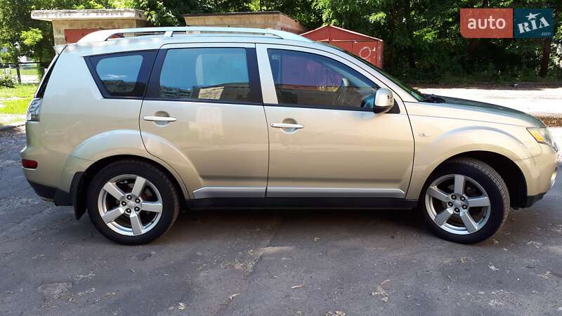 Позашляховик / Кросовер Mitsubishi Outlander XL 2008 в Києві