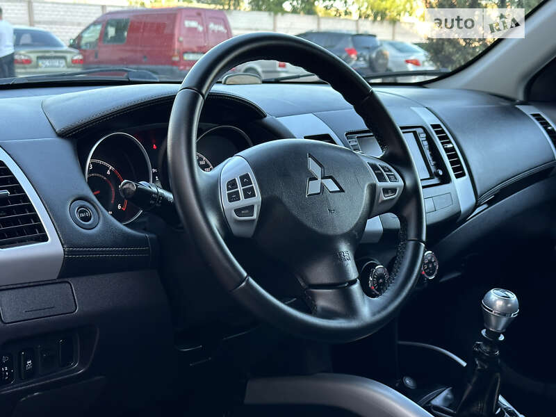 Внедорожник / Кроссовер Mitsubishi Outlander XL 2011 в Стрые