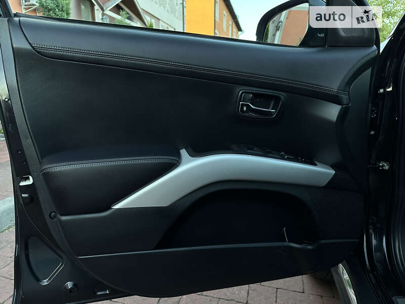 Внедорожник / Кроссовер Mitsubishi Outlander XL 2011 в Стрые