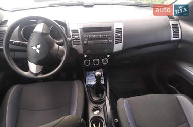 Внедорожник / Кроссовер Mitsubishi Outlander XL 2010 в 