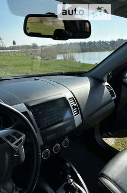 Позашляховик / Кросовер Mitsubishi Outlander XL 2011 в Луцьку