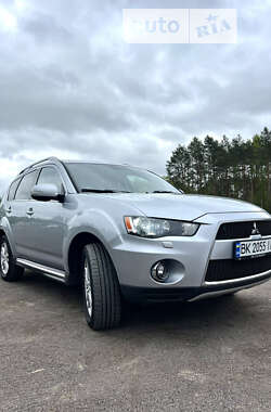 Позашляховик / Кросовер Mitsubishi Outlander XL 2010 в Сарнах