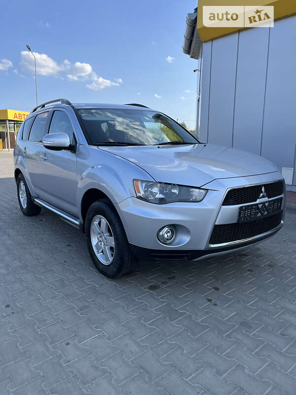 Внедорожник / Кроссовер Mitsubishi Outlander XL 2012 в Луцке