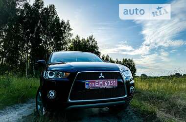 Позашляховик / Кросовер Mitsubishi Outlander XL 2012 в Срібному