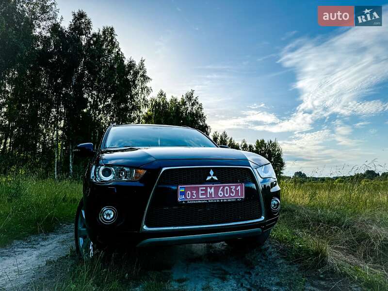 Внедорожник / Кроссовер Mitsubishi Outlander XL 2012 в Сребном