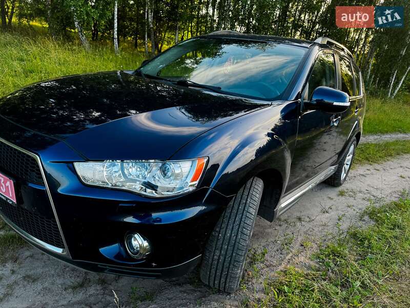 Внедорожник / Кроссовер Mitsubishi Outlander XL 2012 в Сребном