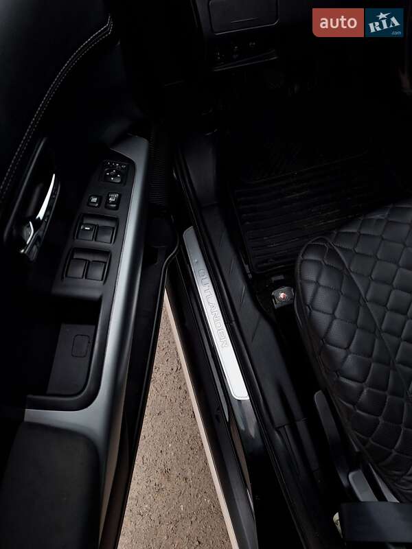 Внедорожник / Кроссовер Mitsubishi Outlander XL 2010 в Ковеле