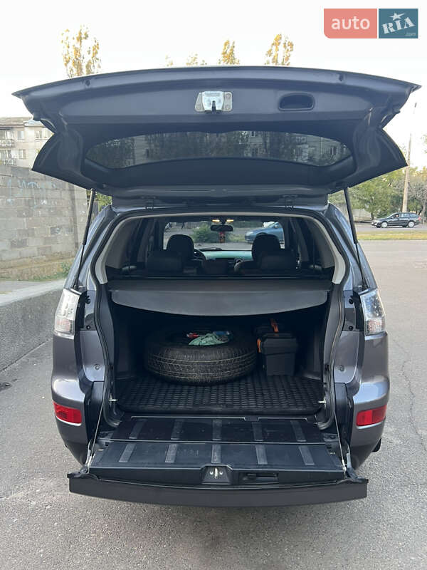 Внедорожник / Кроссовер Mitsubishi Outlander XL 2009 в Николаеве