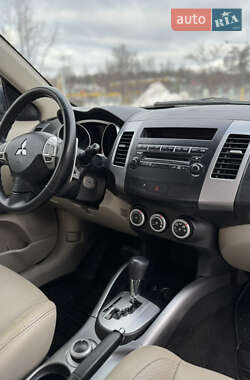 Позашляховик / Кросовер Mitsubishi Outlander XL 2008 в Броварах