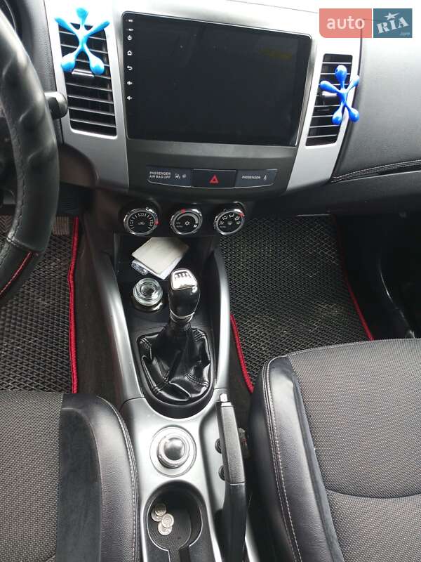 Позашляховик / Кросовер Mitsubishi Outlander XL 2010 в Городку