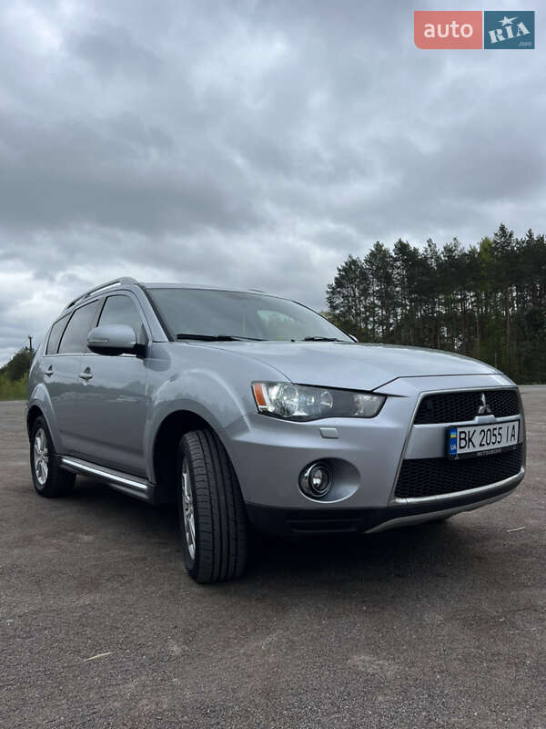 Внедорожник / Кроссовер Mitsubishi Outlander XL 2010 в Ровно
