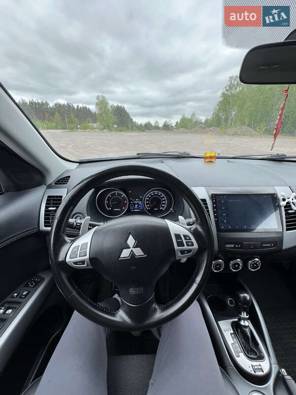 Внедорожник / Кроссовер Mitsubishi Outlander XL 2010 в Ровно