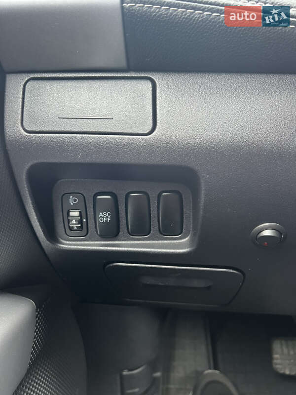 Внедорожник / Кроссовер Mitsubishi Outlander XL 2010 в Ровно