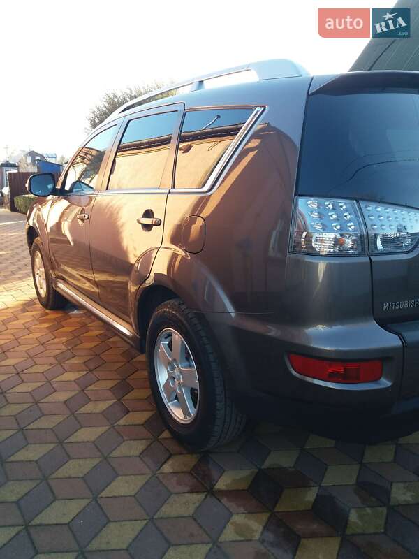 Внедорожник / Кроссовер Mitsubishi Outlander XL 2010 в Борисполе фото 3 Внедорожник / Кроссовер Mitsubishi Outlander XL 2010 в Борисполе
