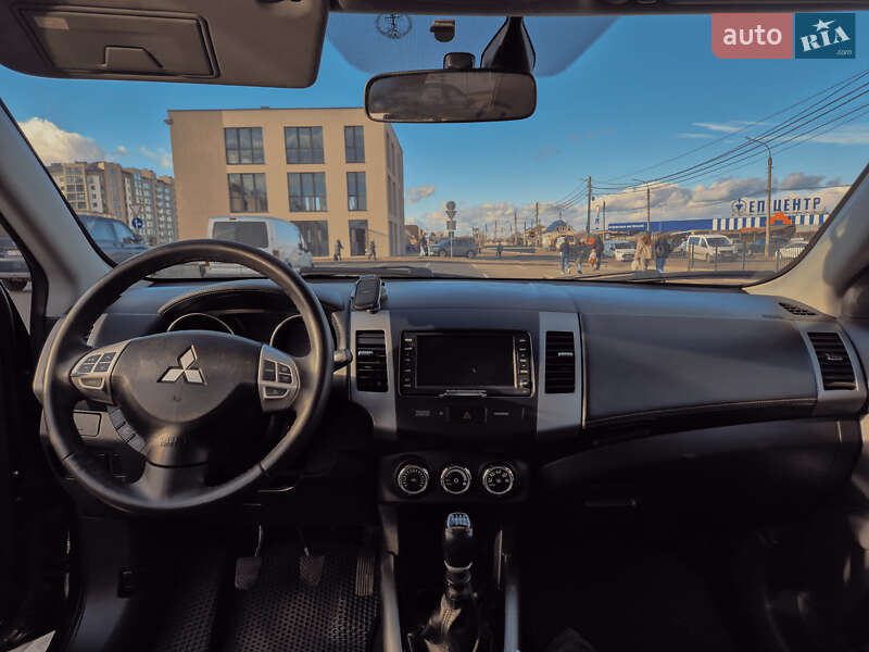 Внедорожник / Кроссовер Mitsubishi Outlander XL 2011 в Калуше