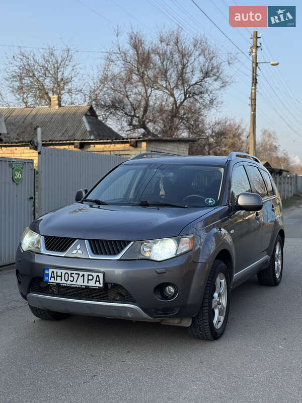 Позашляховик / Кросовер Mitsubishi Outlander XL 2008 в Києві