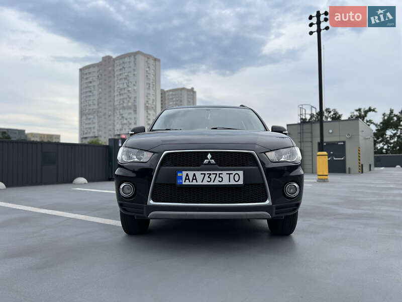 Позашляховик / Кросовер Mitsubishi Outlander XL 2012 в Києві