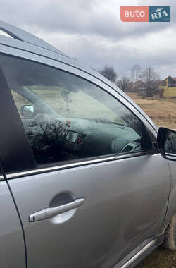 Внедорожник / Кроссовер Mitsubishi Outlander XL 2010 в 