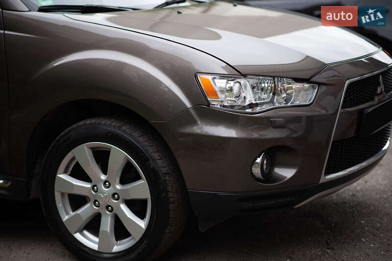Внедорожник / Кроссовер Mitsubishi Outlander XL 2010 в Киеве