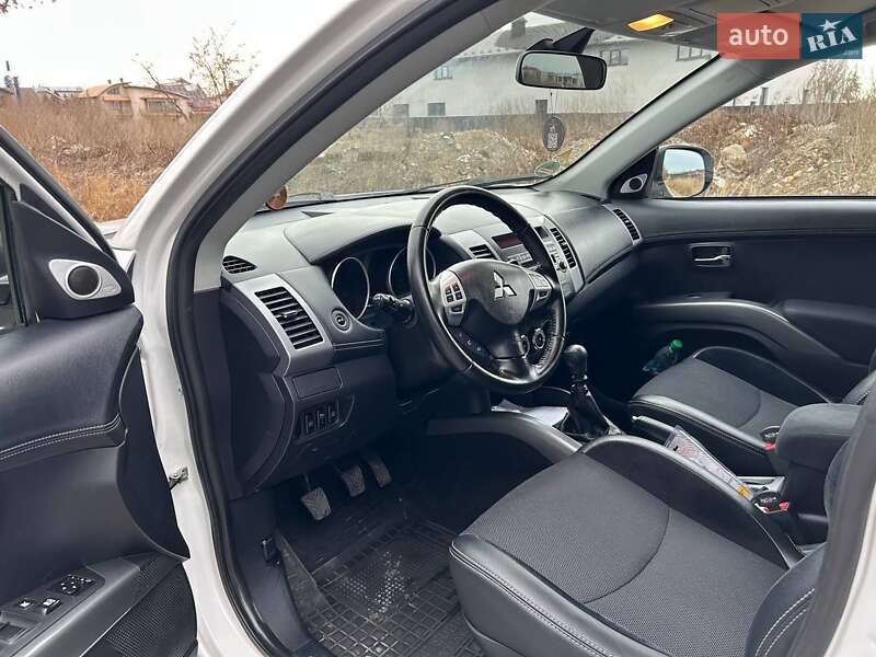 Внедорожник / Кроссовер Mitsubishi Outlander XL 2010 в Ивано-Франковске