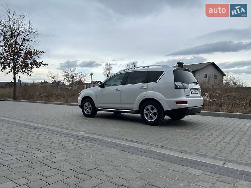 Внедорожник / Кроссовер Mitsubishi Outlander XL 2010 в Ивано-Франковске