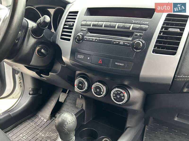 Внедорожник / Кроссовер Mitsubishi Outlander XL 2010 в Ивано-Франковске