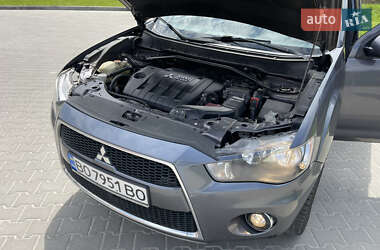 Внедорожник / Кроссовер Mitsubishi Outlander XL 2010 в 